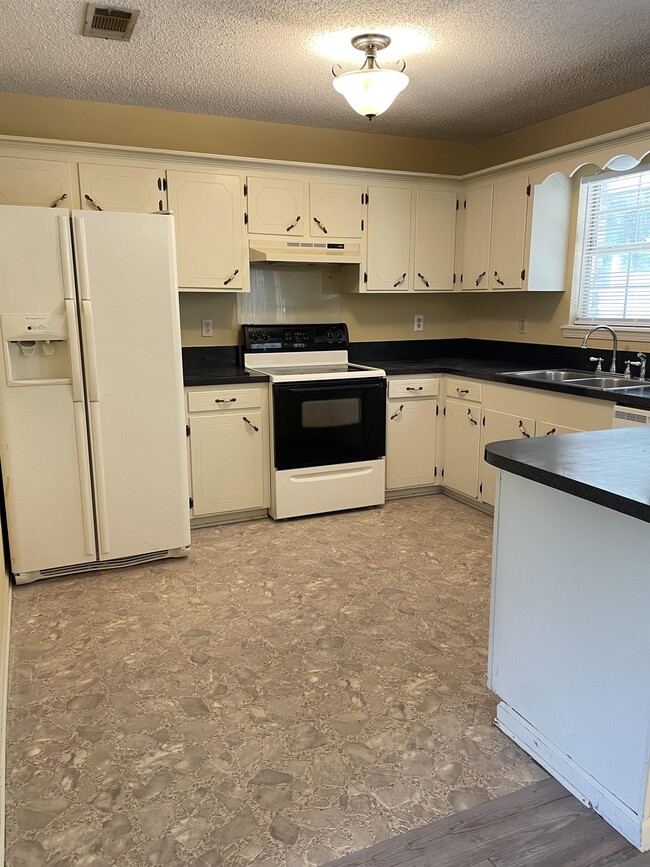 1219 Port Arthur Terrace in Leesville, LA - Building Photo - Building Photo