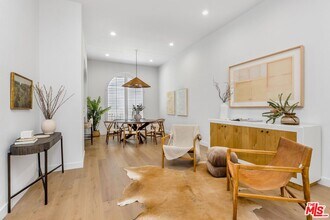 14234 Dickens St in Los Angeles, CA - Building Photo - Building Photo