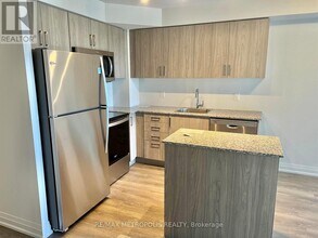 20 Meadowglen Pl in Toronto, ON - Building Photo - Building Photo