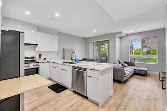 1151 W 37th Dr- Housing near USC in Los Angeles, CA - Building Photo - Building Photo