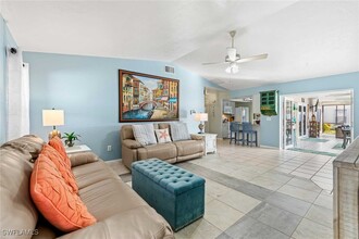 1426 SE 34th Terrace in Cape Coral, FL - Foto de edificio - Building Photo