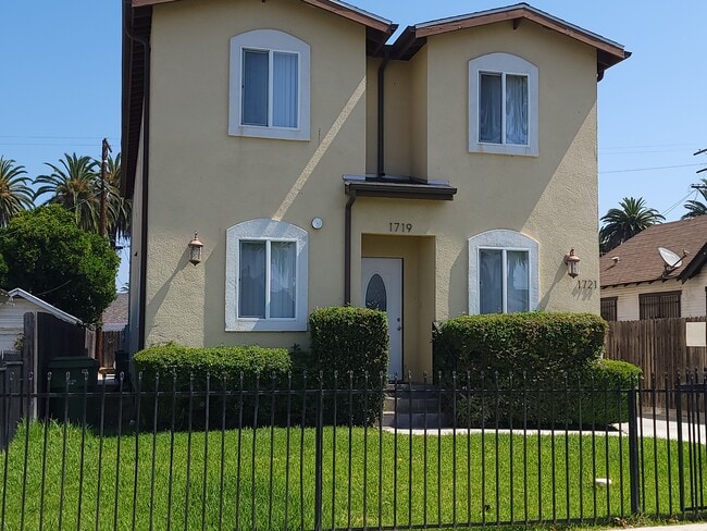 1719 W 39th Pl in Los Angeles, CA - Foto de edificio - Building Photo
