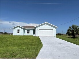 1060 Capri Cir in La Belle, FL - Building Photo