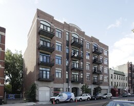 711 W Grand Ave in Chicago, IL - Building Photo