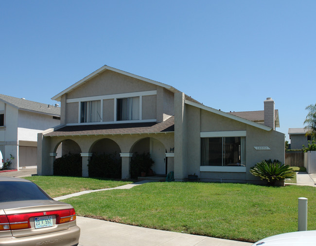 16552 Regina Cir in Huntington Beach, CA - Building Photo - Building Photo