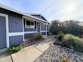 1308 St Francis Dr in Petaluma, CA - Building Photo