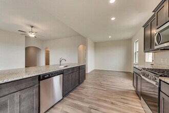 833 Serena Dr in Ferris, TX - Foto de edificio - Building Photo