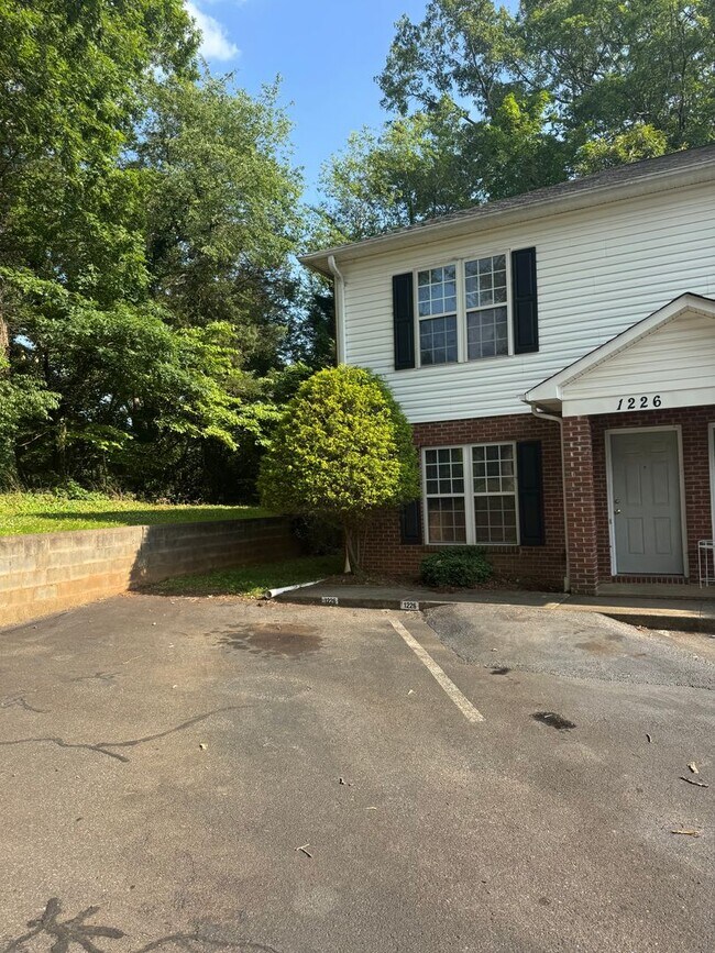 1226 14th St NE in Hickory, NC - Building Photo - Building Photo