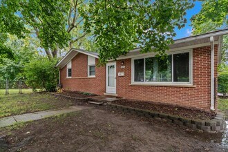 1015 N Maple Rd in Ann Arbor, MI - Building Photo - Building Photo