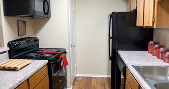 z-050225-Oakwood Village Apartments in Orange, TX - Building Photo