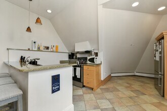 1774 Beacon St, Unit 8 in Brookline, MA - Building Photo - Building Photo