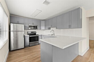 6121 SW 40th Ct in Miramar, FL - Building Photo - Building Photo