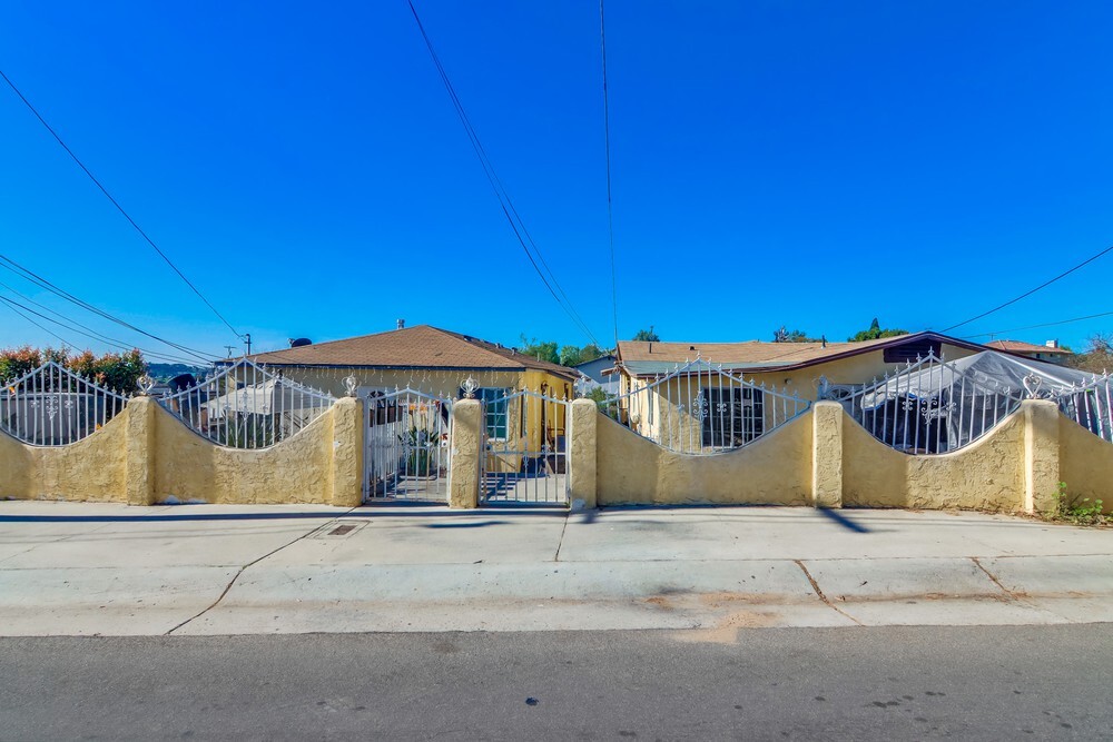 2774 Vista Way in National City, CA - Building Photo