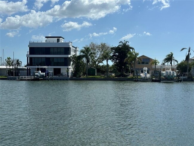 505 Hidden Harbour Dr in Indian Rocks Beach, FL - Foto de edificio - Building Photo