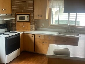 414 W Ridge St, Unit Downstairs in Marquette, MI - Foto de edificio - Building Photo