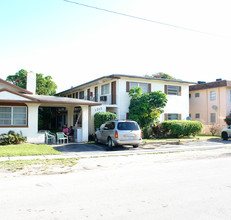 1215 NE 128th St in North Miami, FL - Foto de edificio - Building Photo