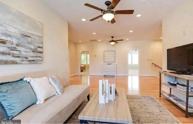 12037 Stuart Ridge Dr in Herndon, VA - Building Photo - Building Photo