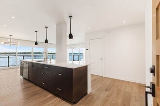 6401 Lake Washington Blvd NE in Kirkland, WA - Building Photo - Building Photo