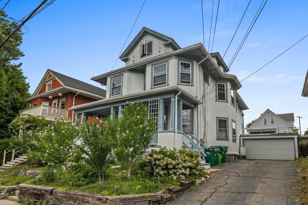 18 Quincy St in Medford, MA - Foto de edificio