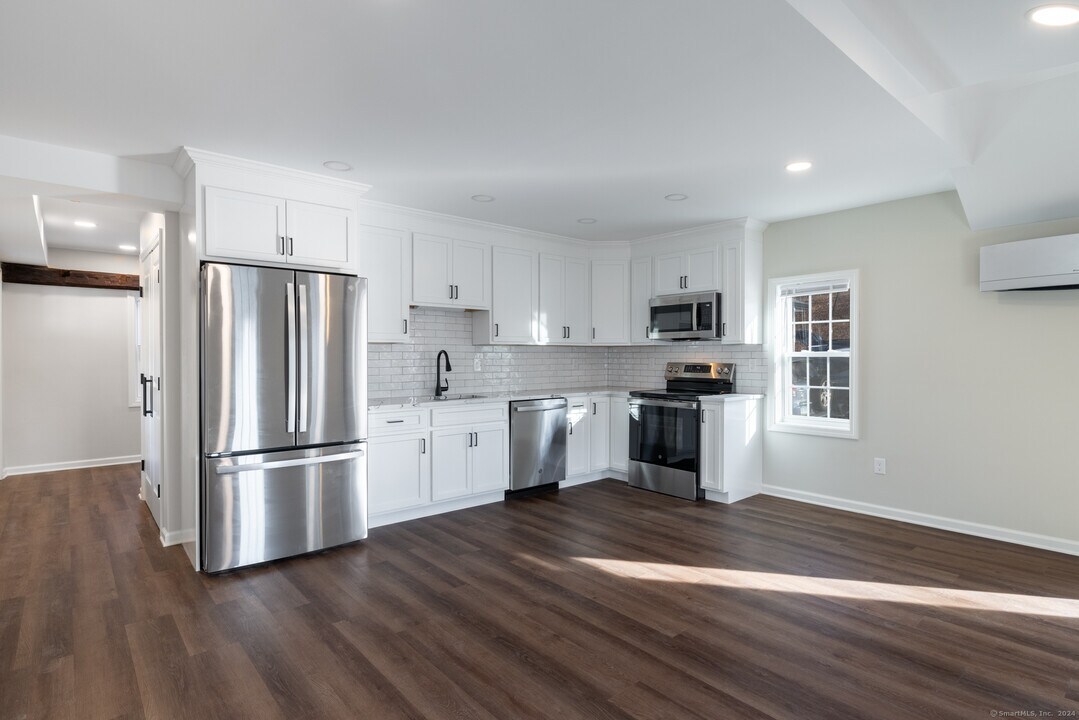 111 N Main St in Southington, CT - Building Photo