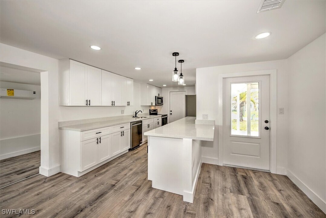 160 Francis Dr NE in Port Charlotte, FL - Building Photo
