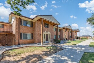 Villa Gardens Apartments in Midwest City, OK - Building Photo