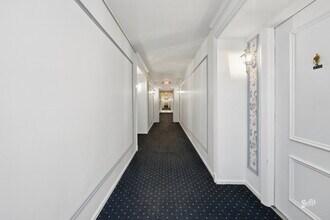 5500 Carriage Way Dr in Rolling Meadows, IL - Building Photo - Building Photo