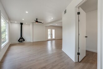 568 W Quill Dr in San Antonio, TX - Foto de edificio - Building Photo