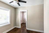 Flats at Warwick in Kansas City, MO - Building Photo - Interior Photo