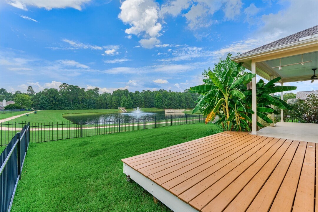 8007 N Tarrytown Crossing Dr in Conroe, TX - Foto de edificio