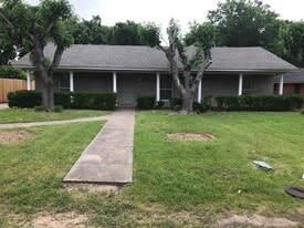 212 Barry Ln in Lancaster, TX - Building Photo