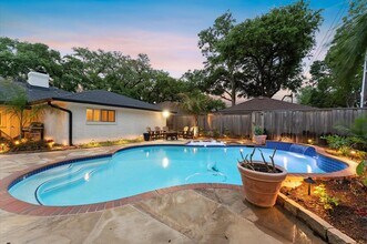 5511 Queensloch Dr in Houston, TX - Building Photo - Building Photo