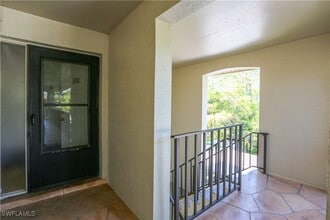 5733 Deauville Cir in Naples, FL - Foto de edificio - Building Photo