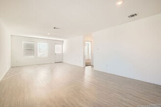 5196 Fowler Crst in Converse, TX - Foto de edificio - Building Photo