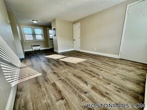 108 Shawomet Ave in Somerset, MA - Building Photo - Building Photo