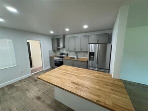 2200 NE 173rd St in North Miami Beach, FL - Building Photo - Building Photo