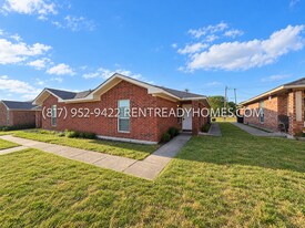 860 Potomac Dr in Lancaster, TX - Building Photo