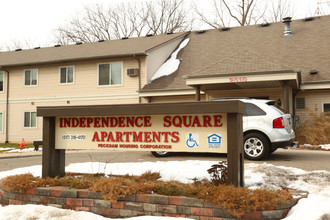 Independence Square Apartments in Lansing, MI - Foto de edificio - Building Photo