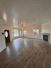 716 New Zealand Dr in Bakersfield, CA - Building Photo - Building Photo