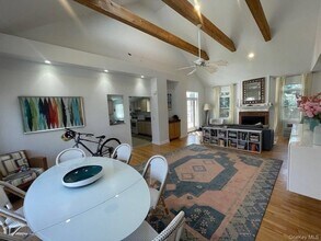 35 Maple St in Westhampton Beach, NY - Building Photo - Building Photo