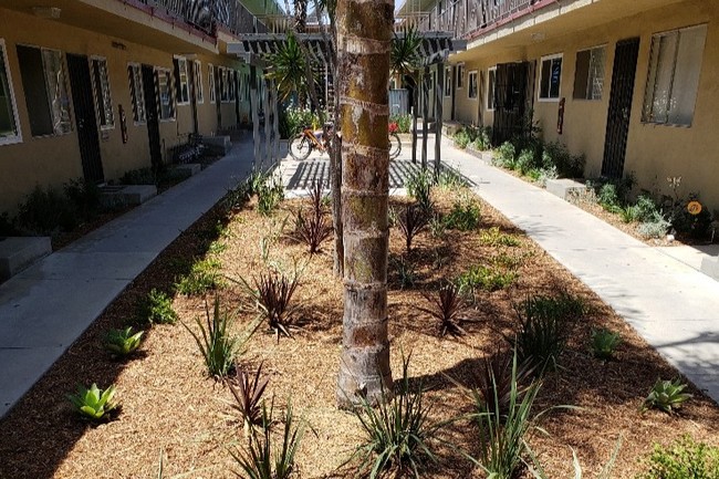 25917 Narbonne Ave in Lomita, CA - Foto de edificio - Building Photo