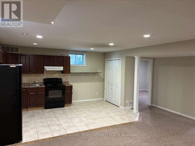 27 Michael Ct in Toronto, ON - Building Photo - Building Photo