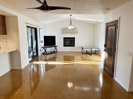 43550 Carmel Cir in Palm Desert, CA - Building Photo