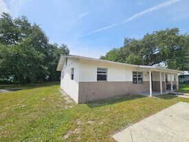 2031 Hugo Rd in Fort Pierce, FL - Building Photo