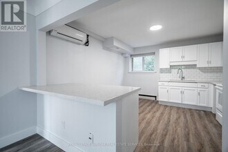 2161 Ghent Ave in Burlington, ON - Building Photo - Building Photo