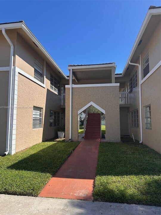 1021 Twin Lakes Dr in Coral Springs, FL - Building Photo