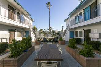 Ocean Palms Apartments in San Diego, CA - Foto de edificio - Building Photo