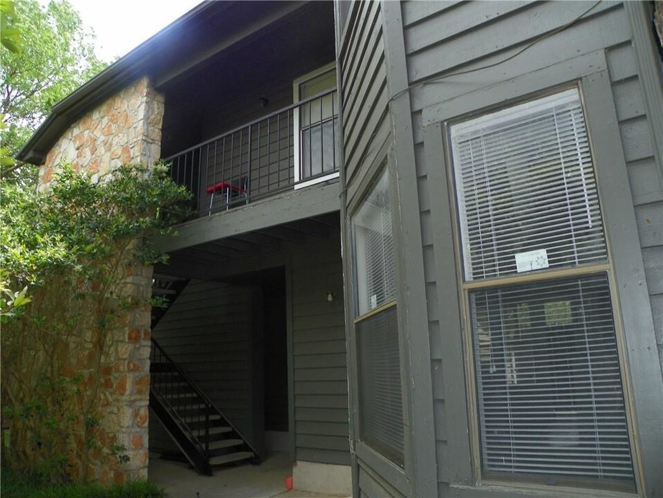 8800 Schick Rd in Austin, TX - Building Photo