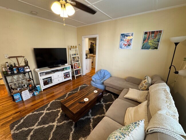 41 Cross St, Unit A in Somerville, MA - Foto de edificio - Building Photo