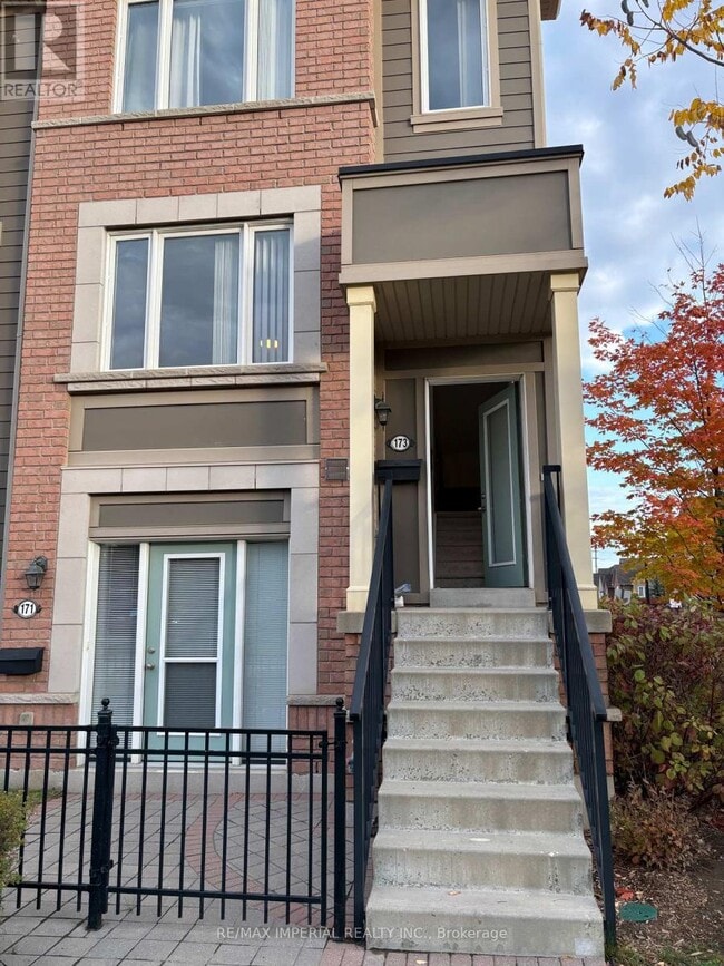 173 Lewis Honey Dr in Aurora, ON - Building Photo - Building Photo